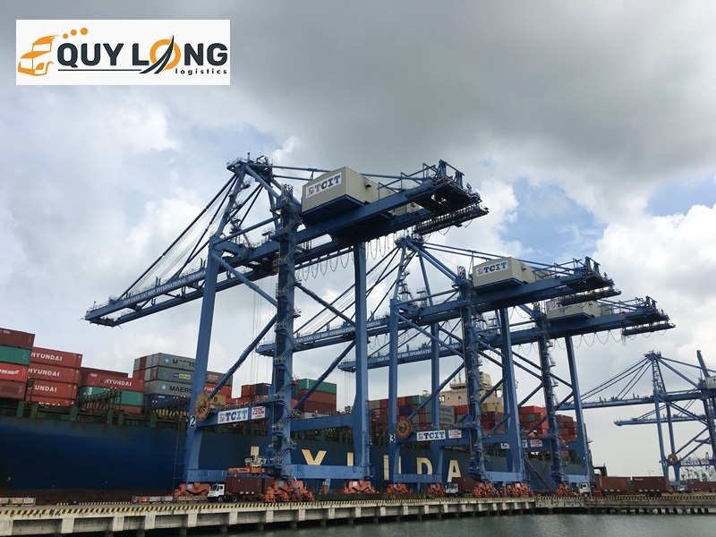 Vận chuyển hàng hóa ra cảng