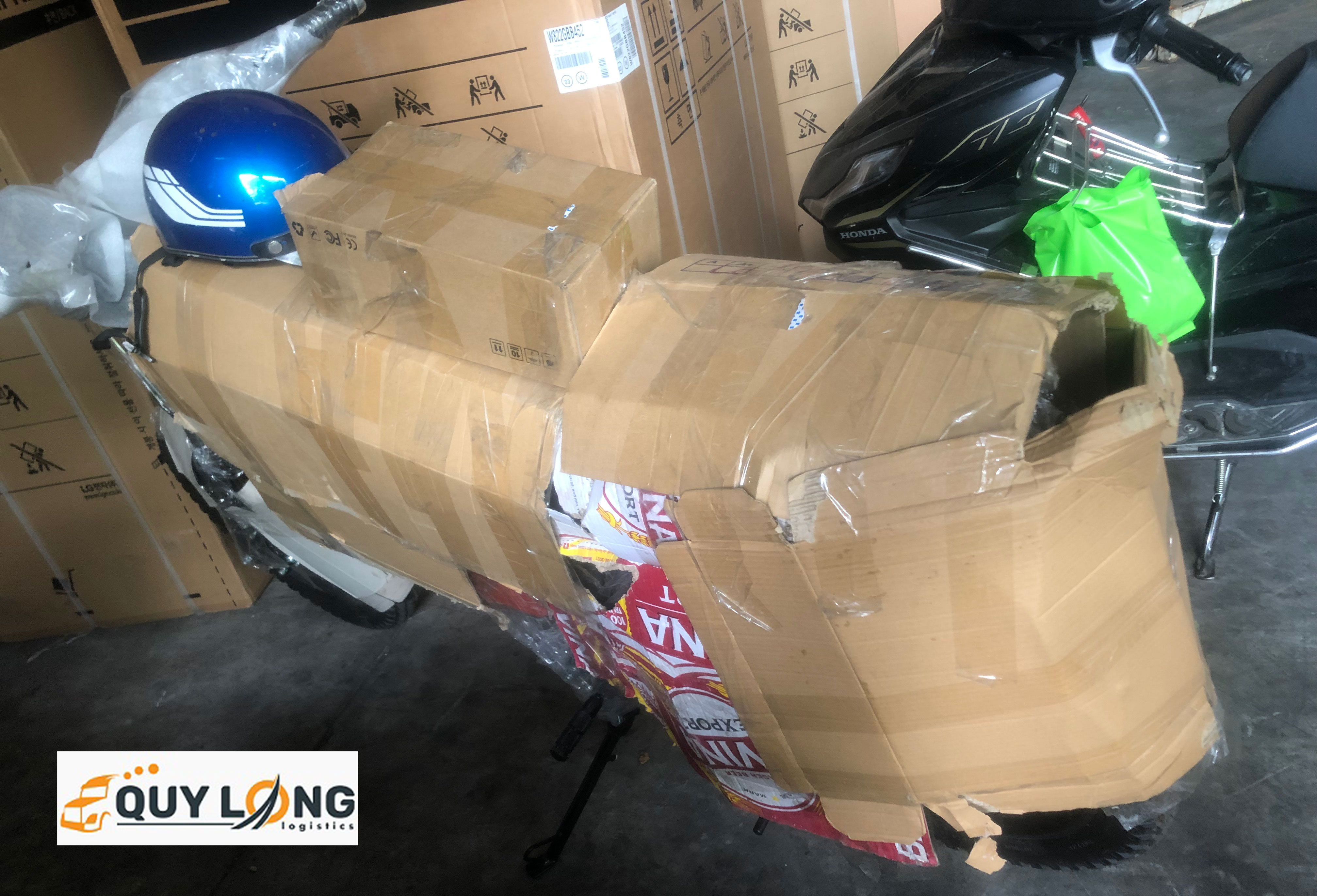 Xe máy được bọc bằng bìa carton