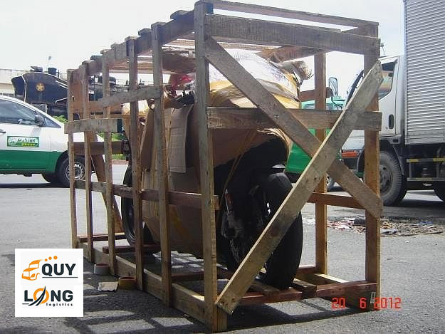 Xe máy được bọc trong thùng gỗ