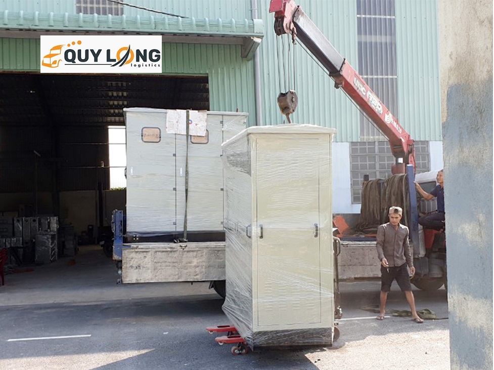 Dùng cẩu móc để di chuyển máy phát điện