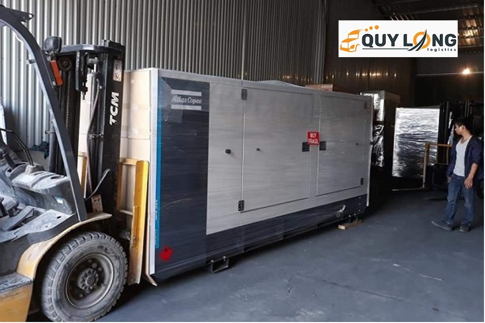 Dùng xe nâng để di chuyển máy phát điện