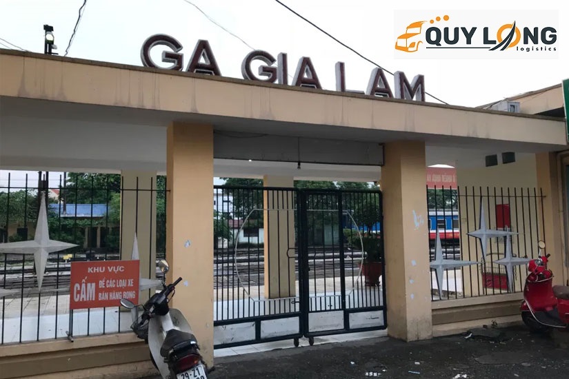 Ga Gia Lâm là điểm giao trên tuyến đường sắt từ Hà Nội đi các tỉnh