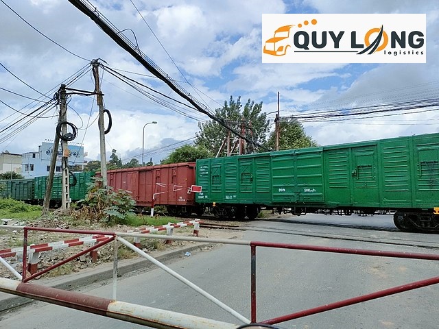 Những chuyến tàu chở hàng ga Gia Lâm