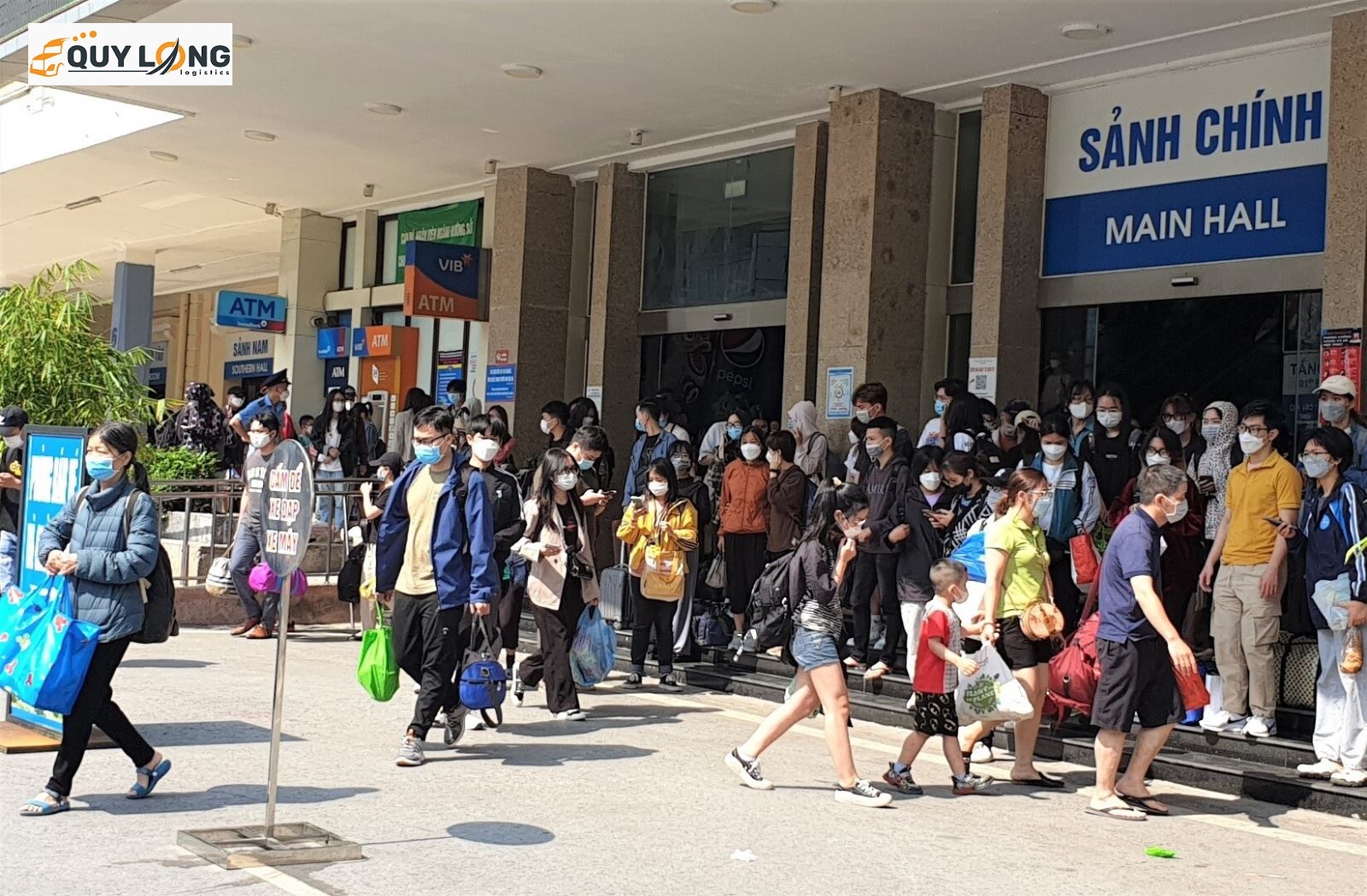 Ga Hà Nội mỗi dịp lễ tết phải đón lượng khách khổng lồ, rất bất tiện nếu tự đi gửi hàng.