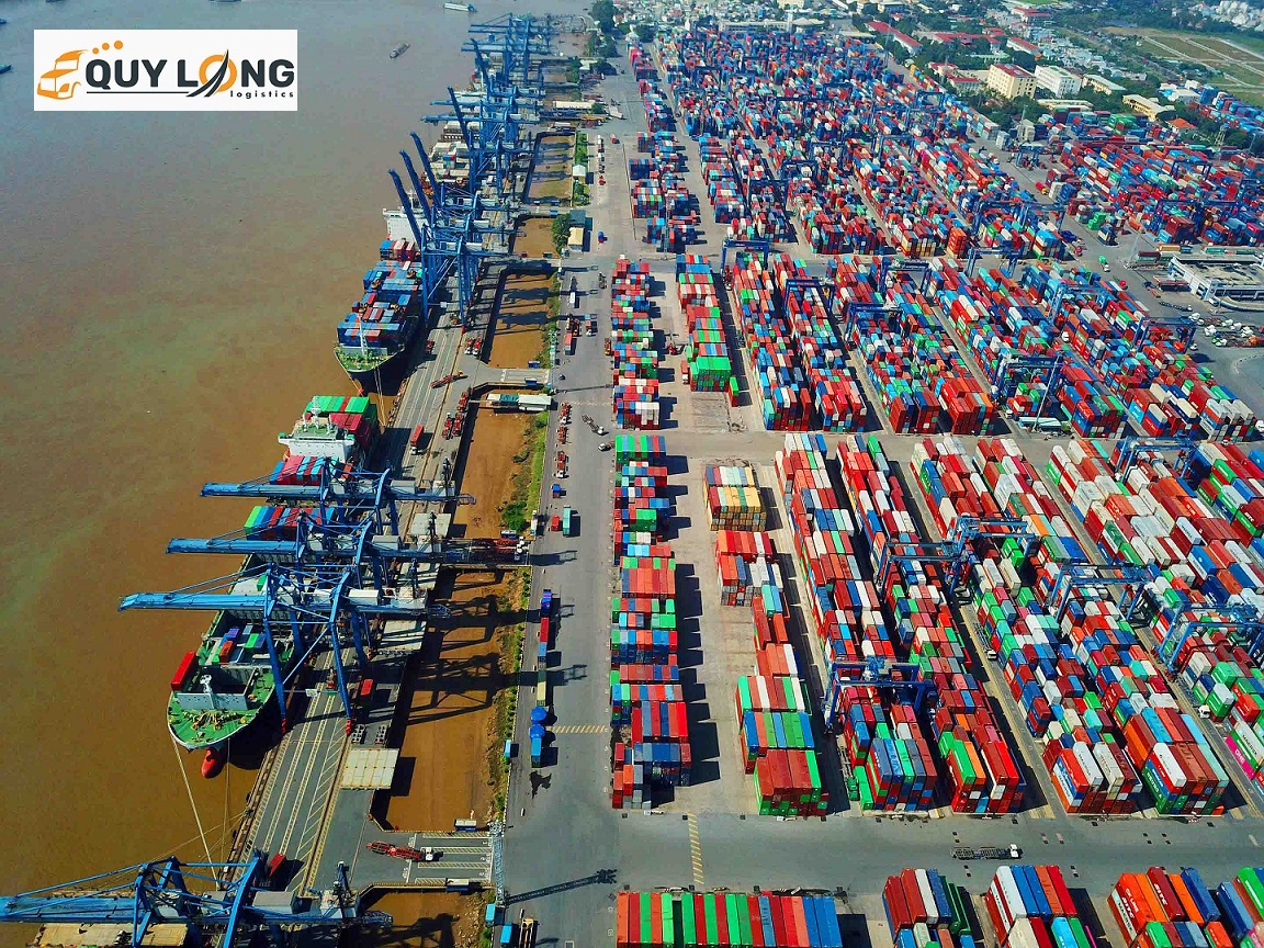 Bãi chứa container chờ xử lý