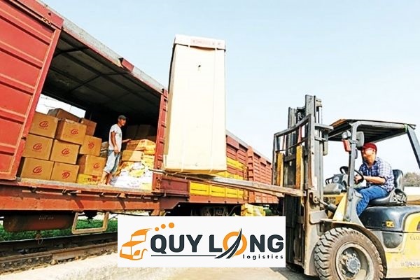 Bốc hàng hóa lên tàu hỏa