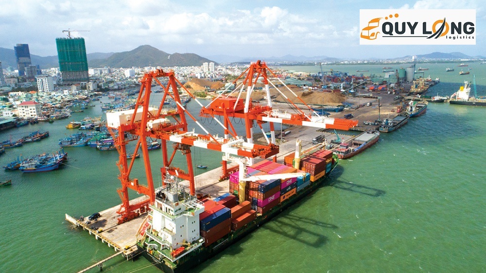 Cảng Quy Nhơn nằm ở vị trí là cửa ngõ ra biển Đông của khu vực Nam Trung bộ, Tây Nguyên và sát với tuyến đường hàng hải quốc tế