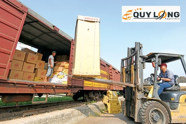 VVận chuyển hàng từ kho ra ga