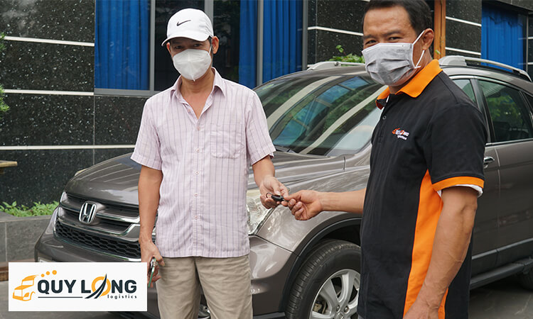 Nhân viên giao nhận Quý Long Logistics đến lấy xe tận nơi cho khách