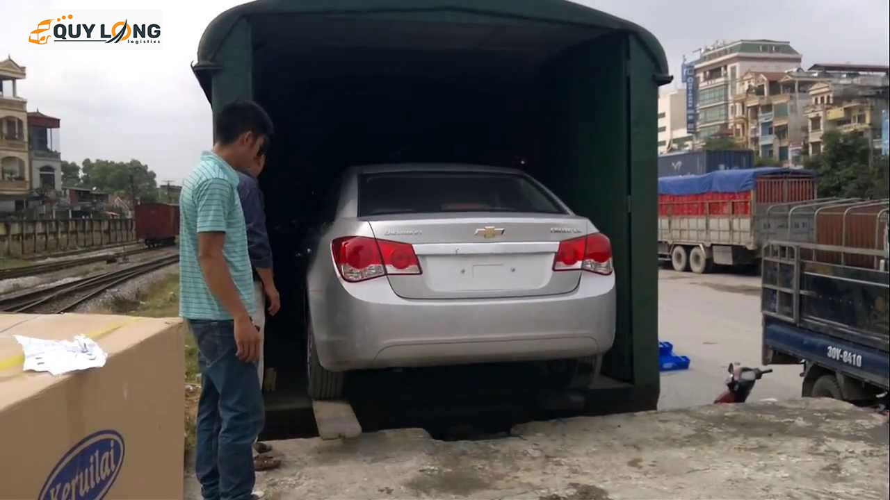 Thùng chứa hàng lớn tránh ô tô va chạm