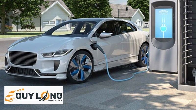 Xe ô tô điện đang sạc pin