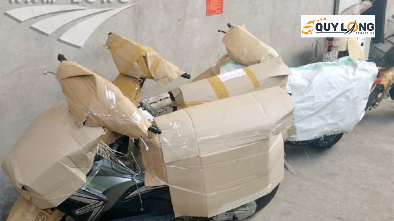 Bọc kỹ xe máy trước khi đưa lên xe tải
