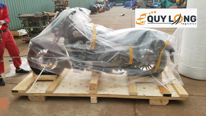 Chuẩn bị đóng kiện gỡ xe mô tô trước khi gửi